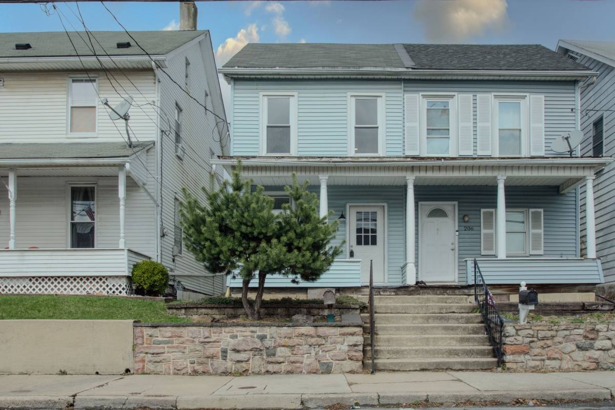 House for rent at 208 Chestnut St, Slatington, PA 18080
