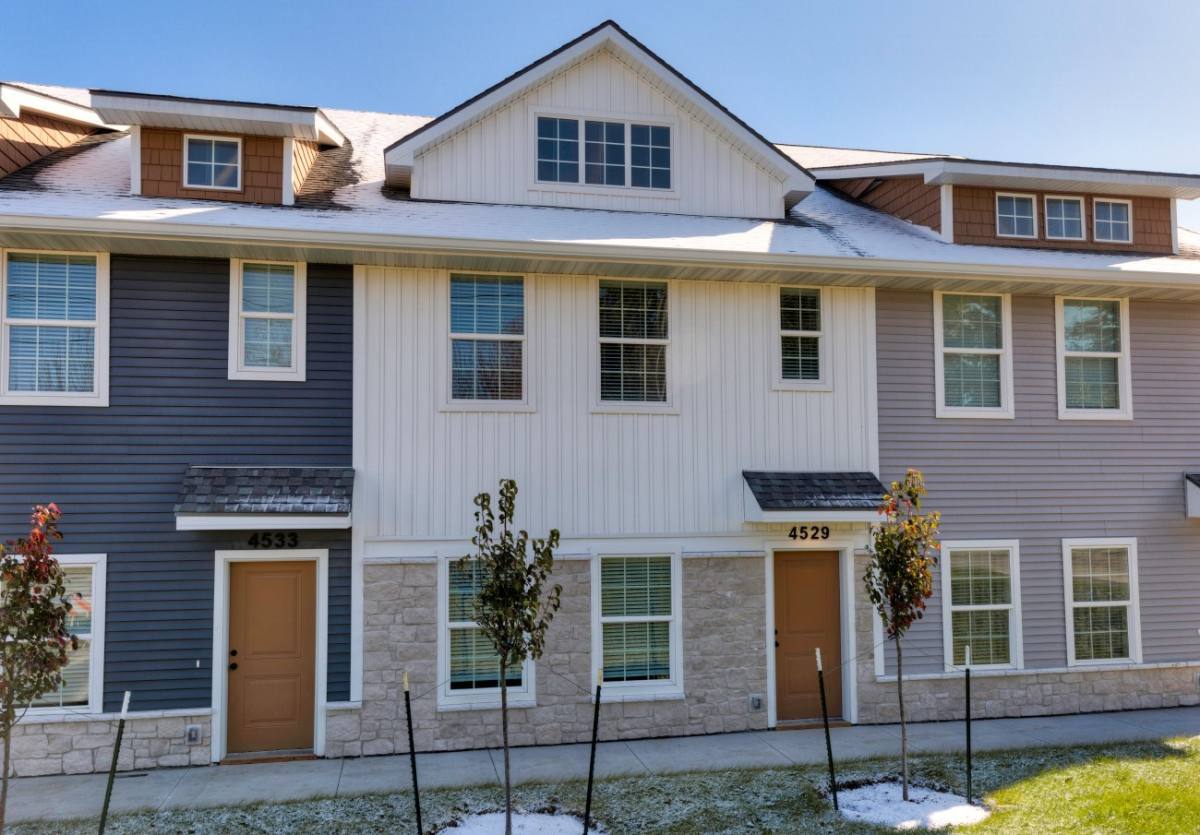 Townhouse for rent at 4525 100th St, Urbandale, IA 50322