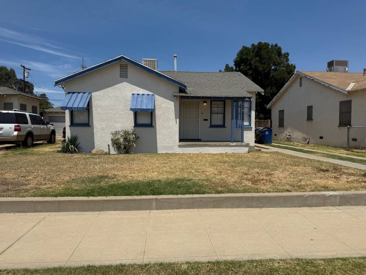 House for rent at 218 Linda Vista Dr, Bakersfield, CA 93308