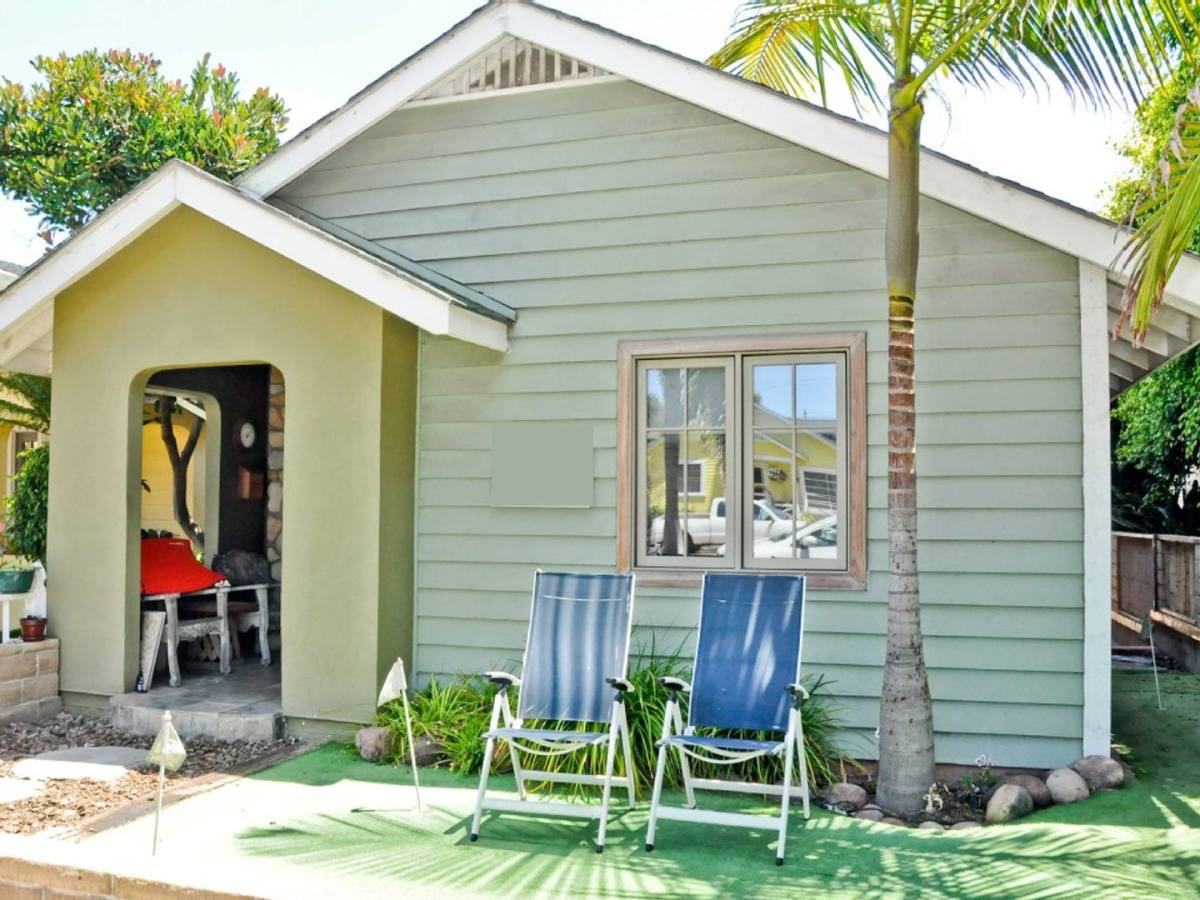 Apartment for rent at 513 3rd St, Encinitas, CA 92024