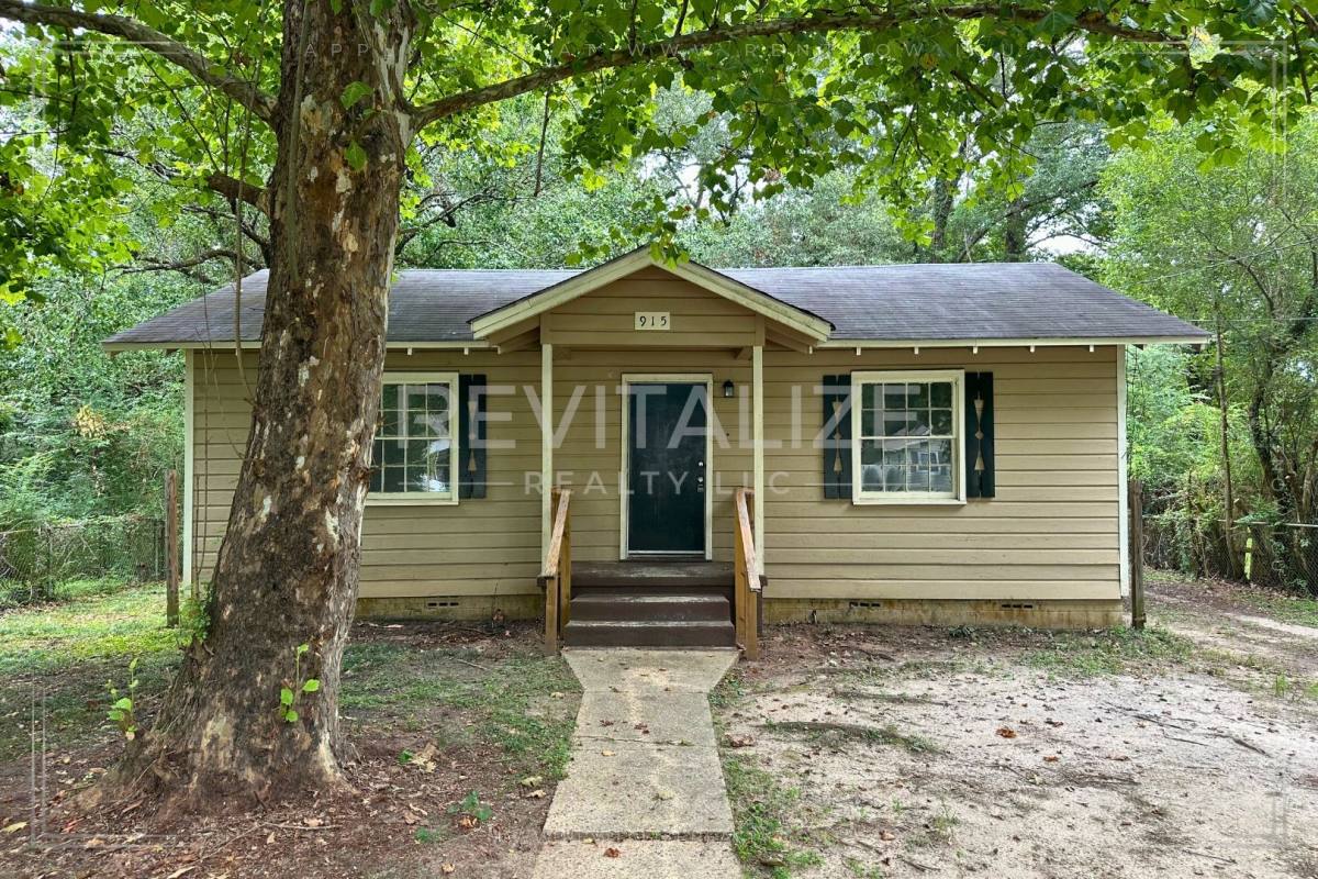 House for rent at 915 Cloverdale Dr, Mobile, AL 36606