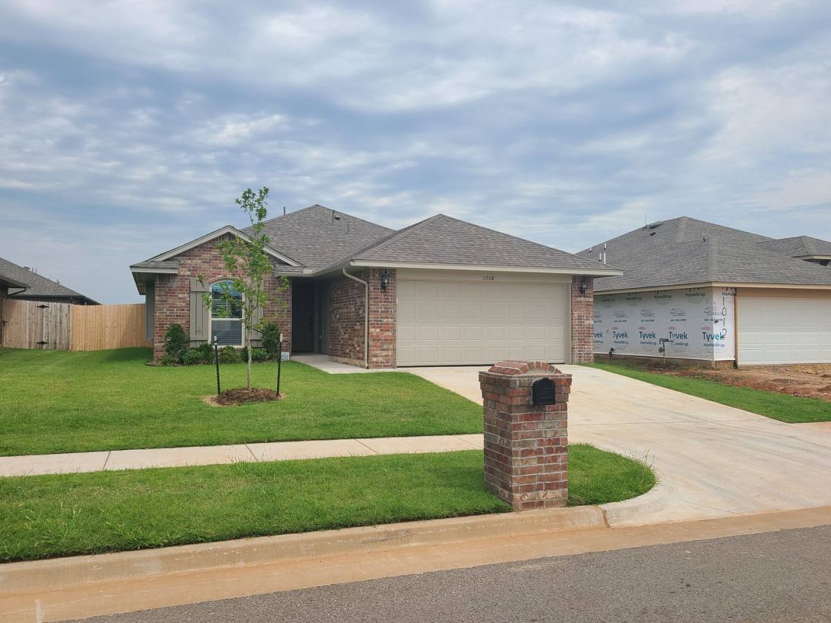 House for rent at 1008 Hickory Creek Dr, Yukon, OK 73099