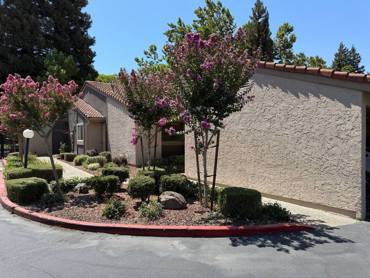 Townhouse for rent at 4045 Dale Rd, Modesto, CA 95356