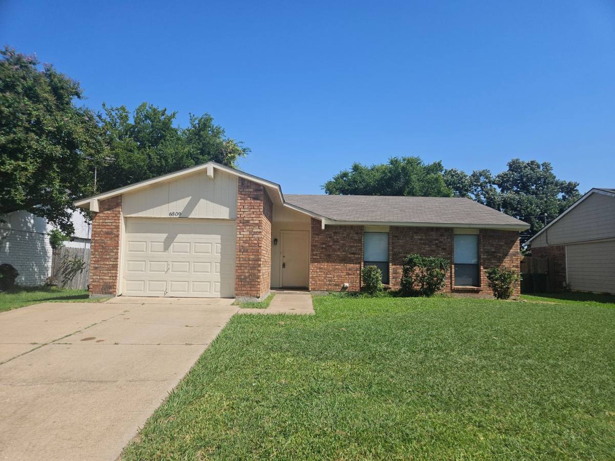 House for rent at 6809 Glenhurst Dr, North Richland Hills, TX 76182
