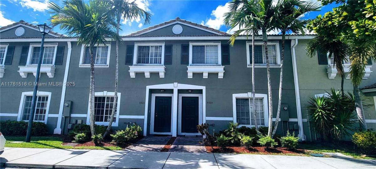 Townhouse for rent at 5923 Manchester Way, Fort Lauderdale, FL 33321
