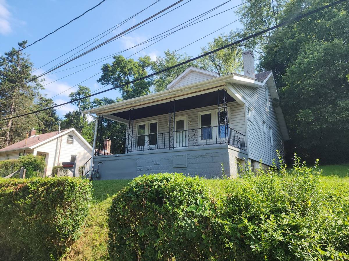 House for rent at 1137 Oakleaf Dr, Pittsburgh, PA 15207