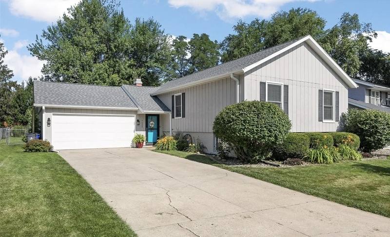 House for rent at 7005 Surrey Dr NE, Cedar Rapids, IA 52402