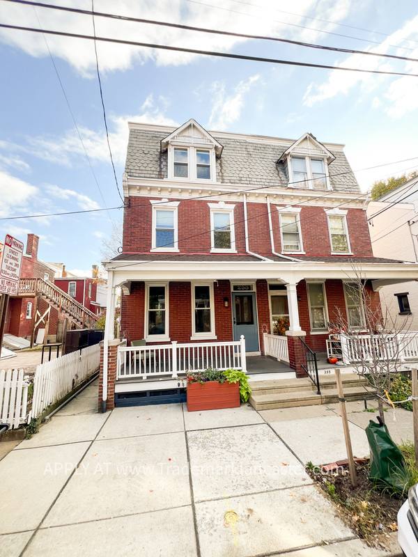 Townhouse for rent at 255 Elm St, Lancaster, PA 17603