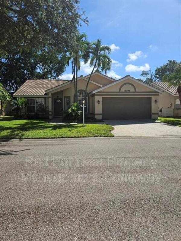 House for rent at 12290 Eagle Pointe Circle, Fort Myers, FL 33913