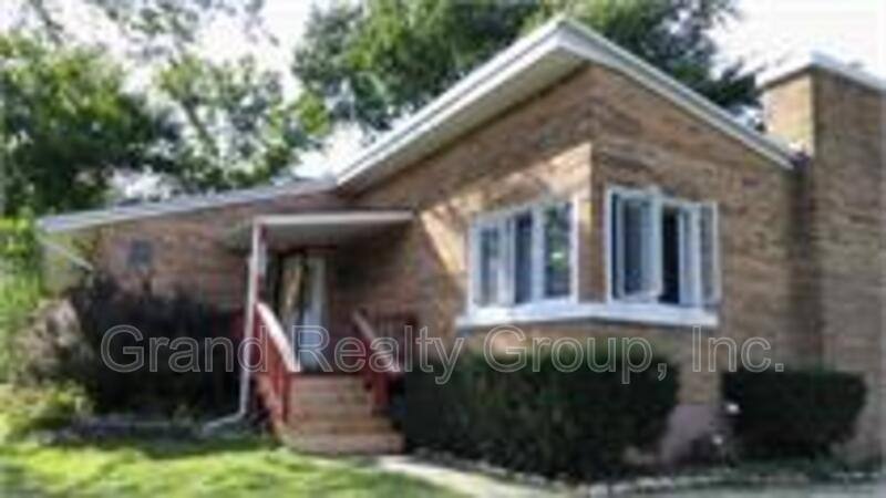 House for rent at 880 Ferndale St, Gurnee, IL 60031
