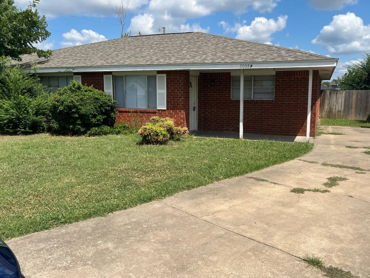 House for rent at 2005-A Oak St, Rogers, AR 72756
