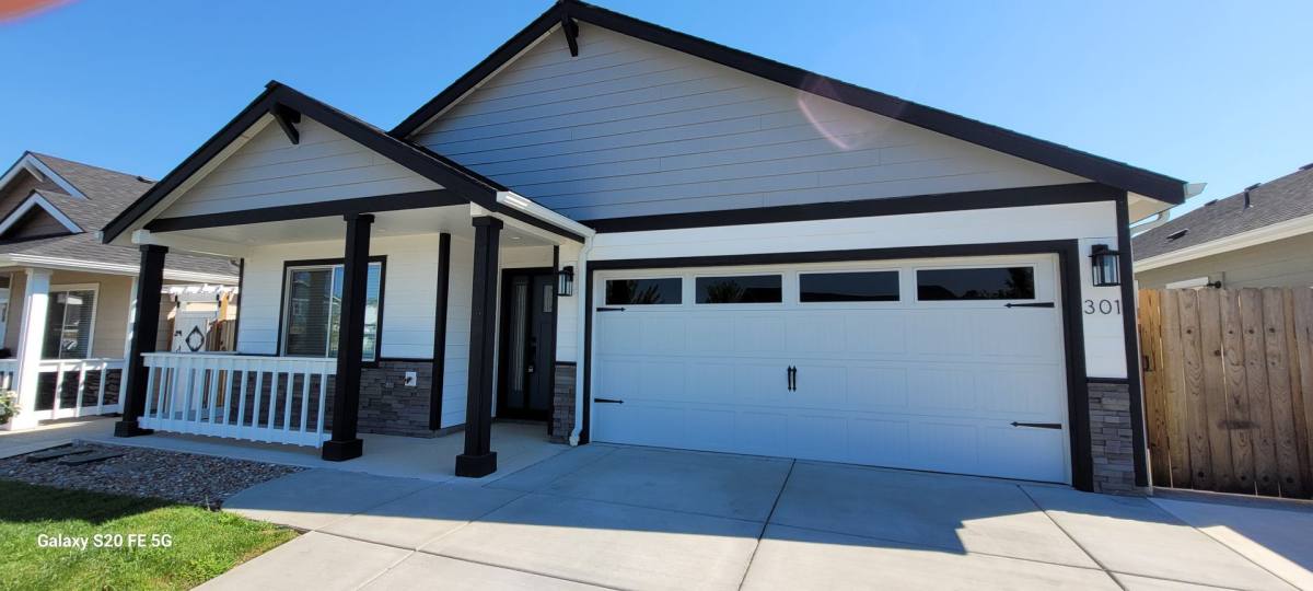 House for rent at 301 Reanna Way, Medford, OR 97501
