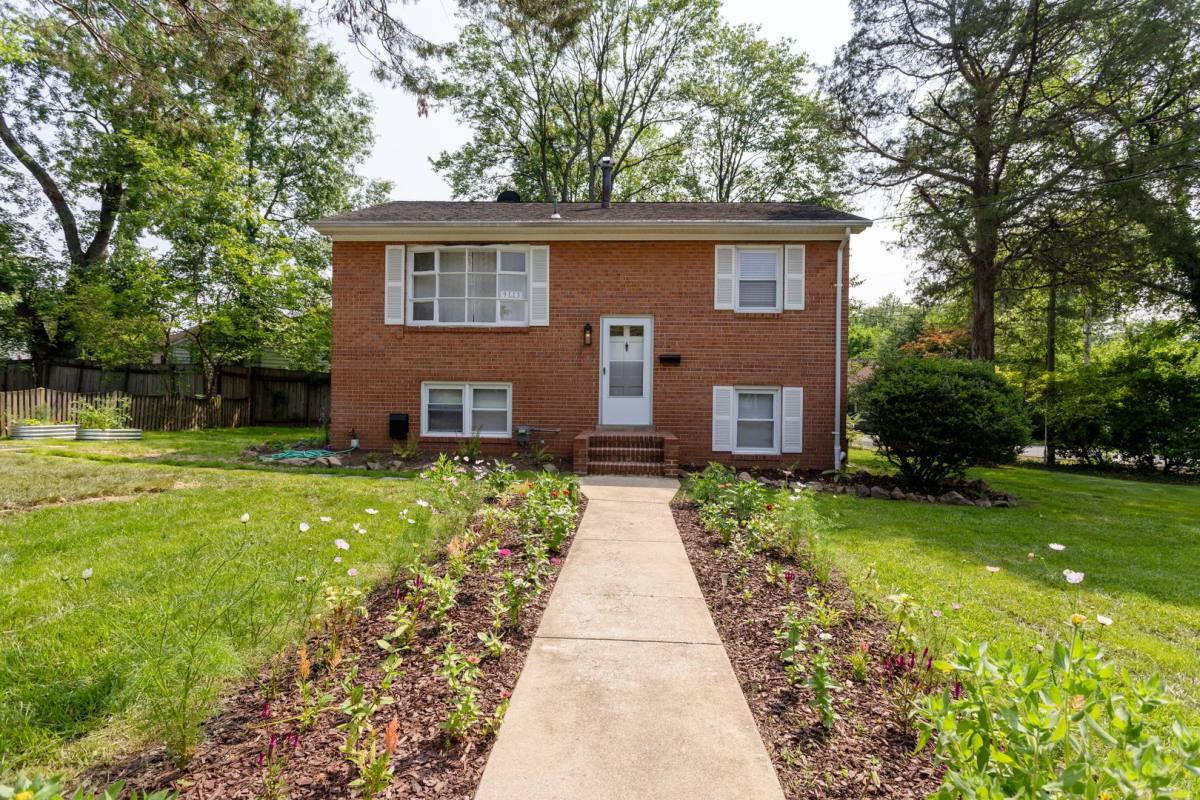 Apartment for rent at 9113 Taylor St, Manassas, VA 20110