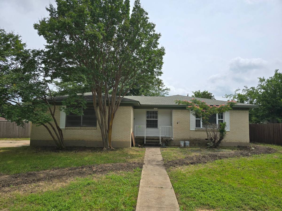 House for rent at 1018 Noble Ave, Carrollton, TX 75006