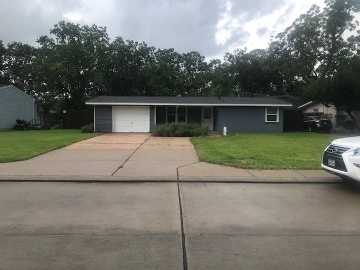House for rent at 151 Oak Dr, Lake Jackson, TX 77566