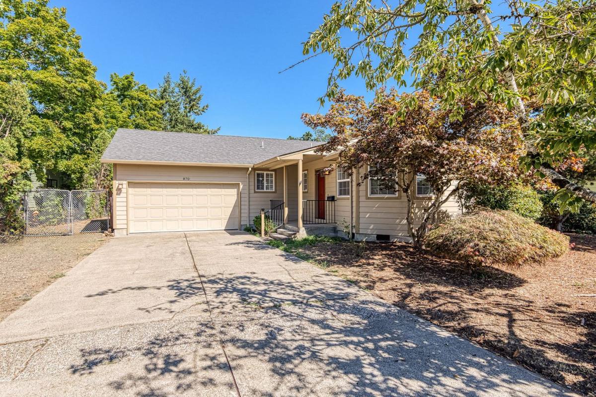 House for rent at 870 N Second St, Silverton, OR 97381