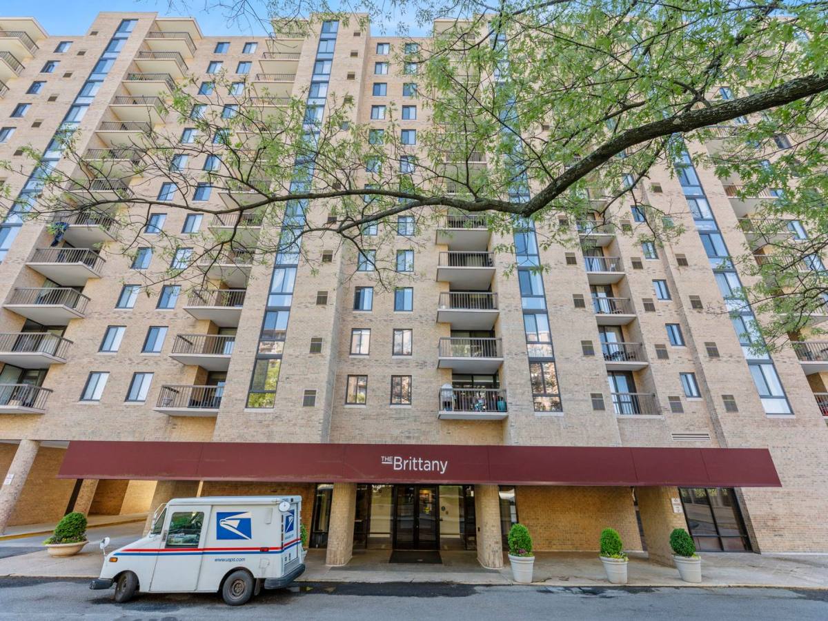 Condo for rent at 4500 S Four Mile Run, Arlington, VA 22204
