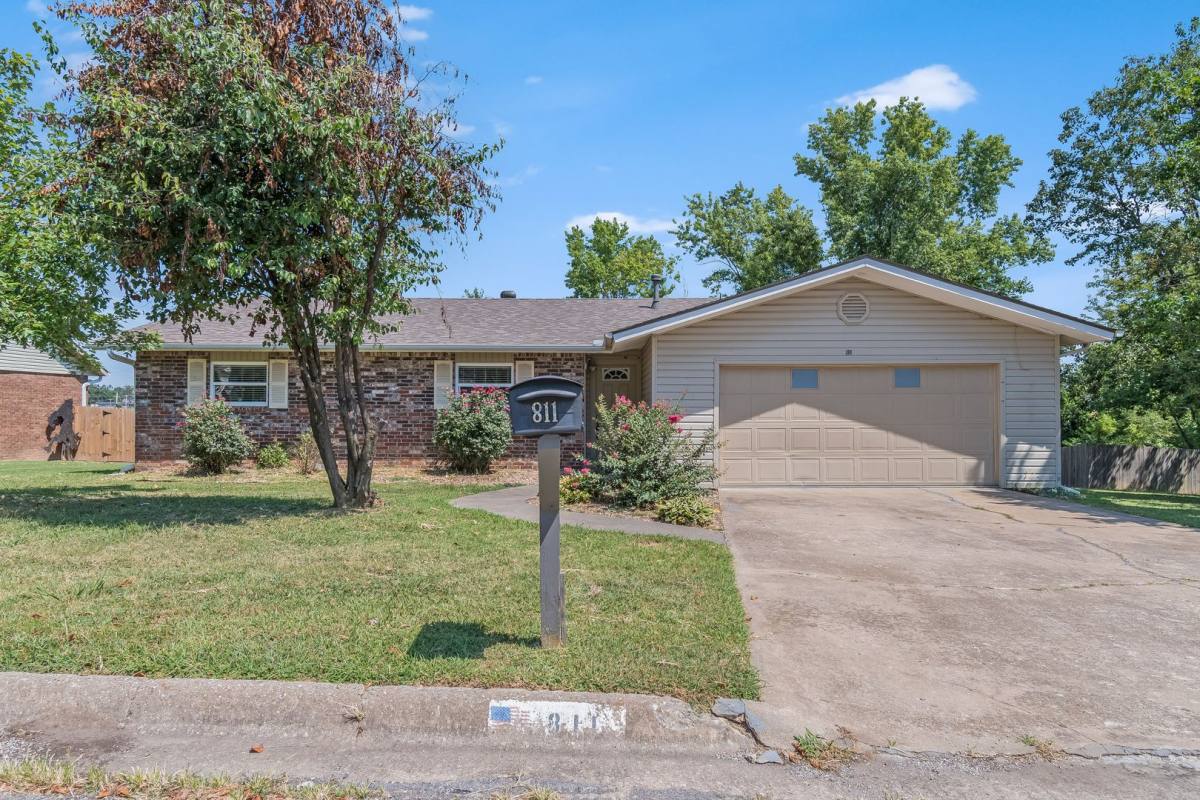 House for rent at 811 S Riviera Dr, Rogers, AR 72758