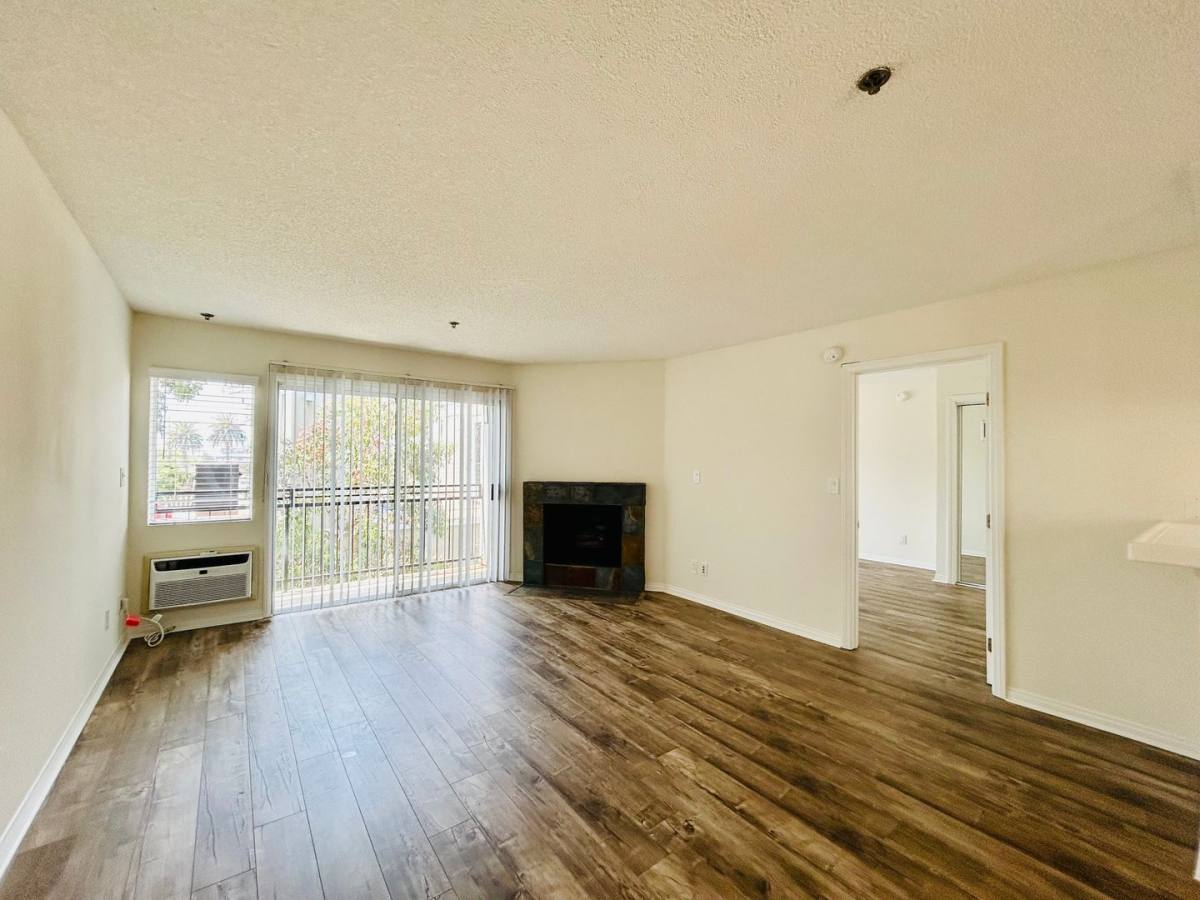Apartment for rent at 1415 Venice Blvd, Venice, CA 90291