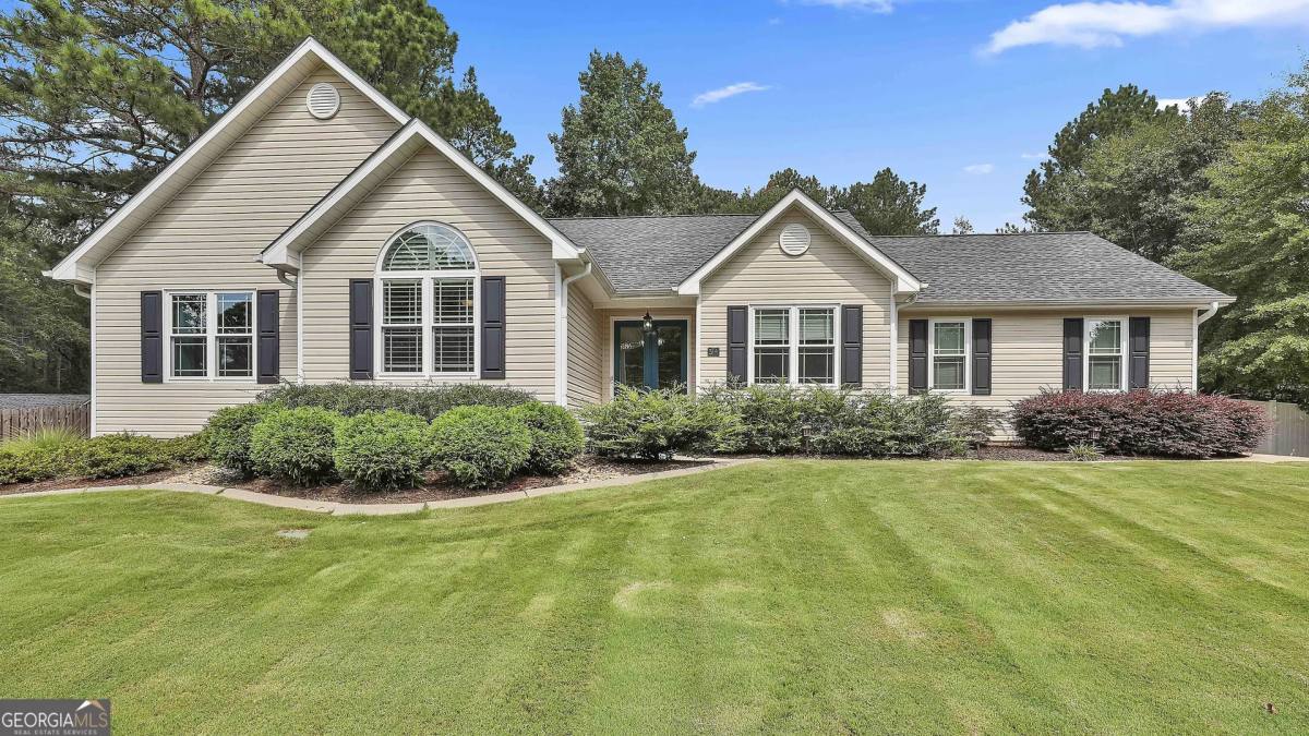 House for rent at 34 N Heathridge Dr, Sharpsburg, GA 30277