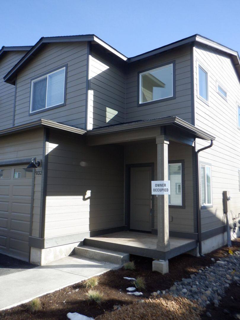 Townhouse for rent at 932 NE Paula Dr, Bend, OR 97701