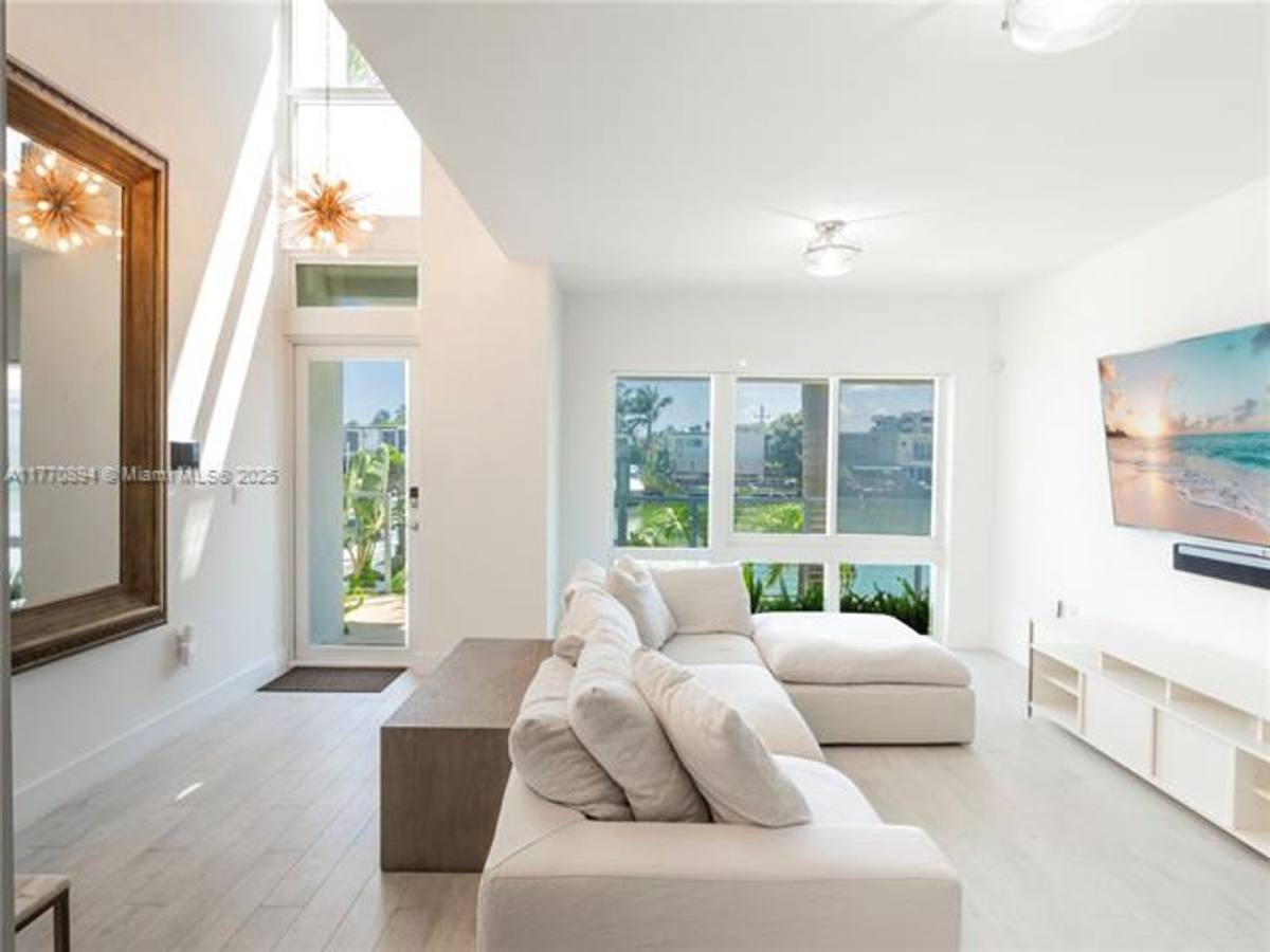 Townhouse for rent at 51 N Shore Dr, Miami Beach, FL 33141