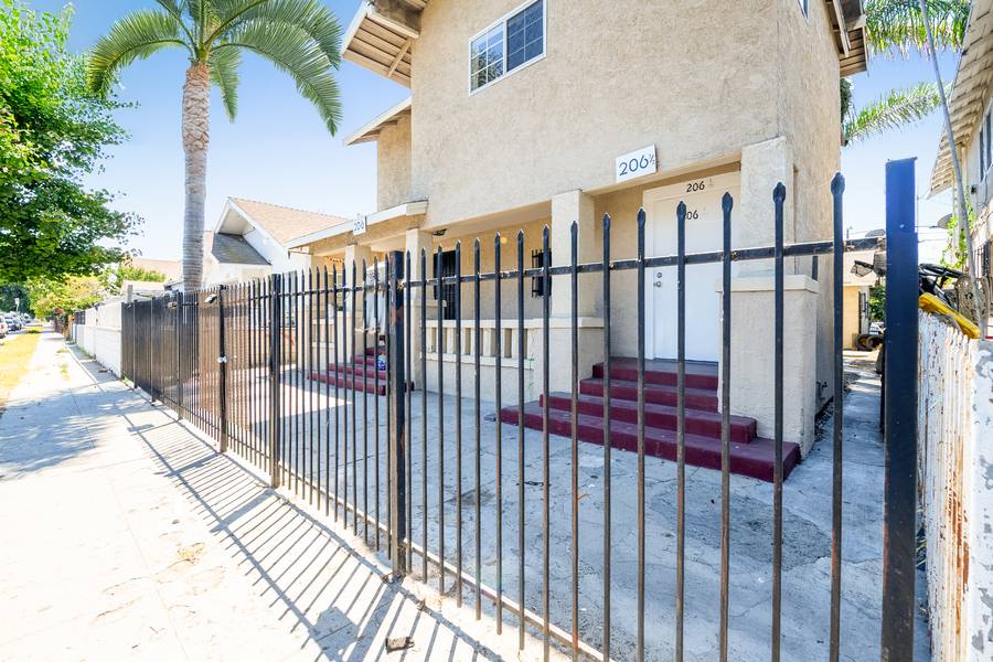Condo for rent at 204 W 52nd Place, Los Angeles, CA 90037