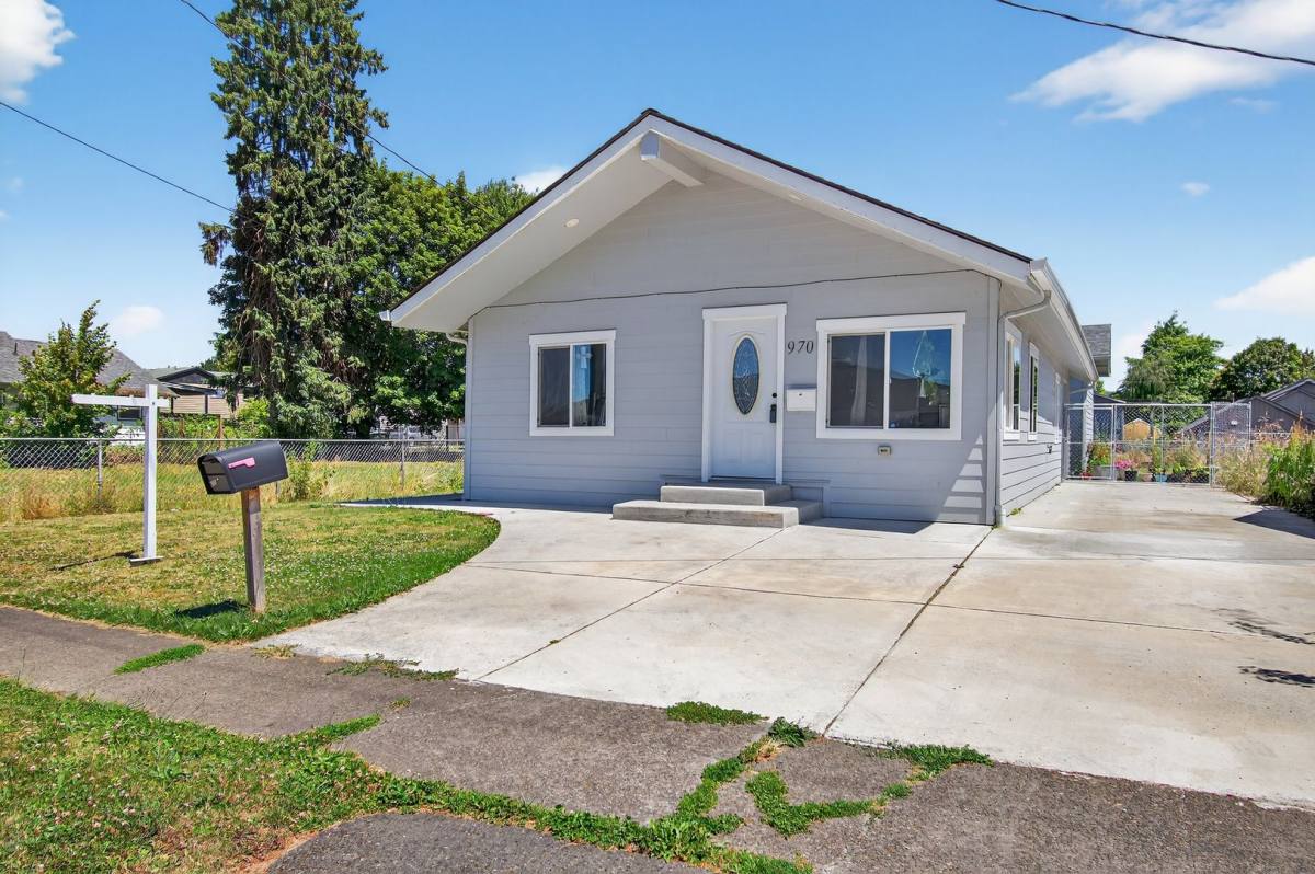 House for rent at 970 9th Ave, Longview, WA 98632