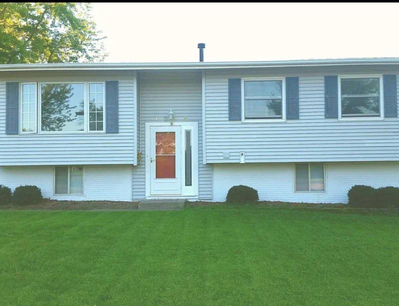 House for rent at 1855 Queens Dr, Bettendorf, IA 52722