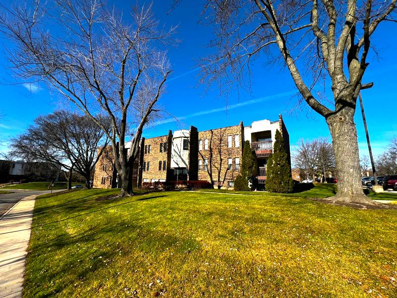 Condo for rent at 2275 Country Club Dr, Woodridge, IL 60517