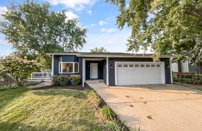 House for rent at 377 Oakwood Dr, Saint Paul, MN 55126