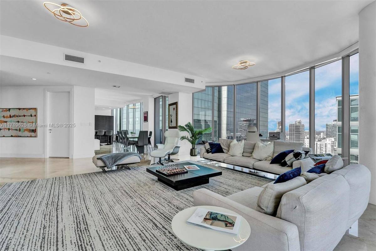 Apartment for rent at 200 Biscayne Blvd Way #A50001, Miami, FL 33131