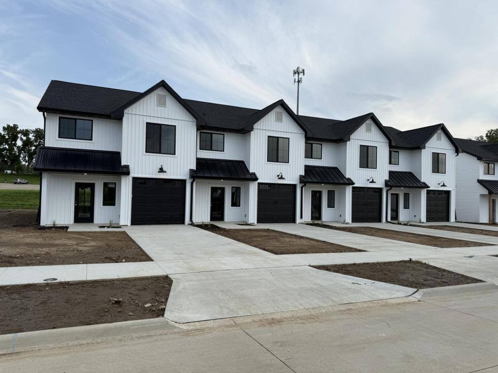 Townhouse for rent at 602 Creekside Lane, Marshalltown, IA 50158