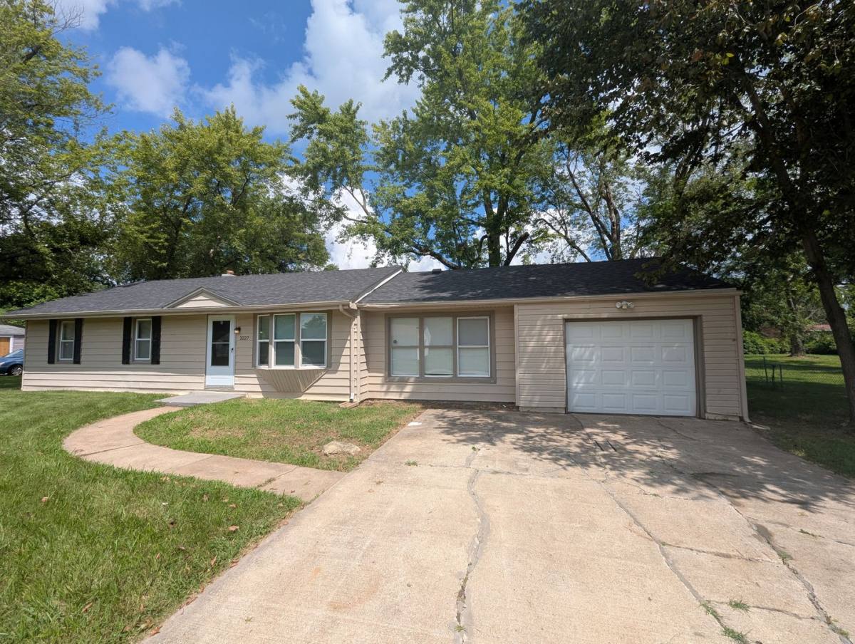 House for rent at 1027 Farmview Dr, Saint Louis, MO 63138