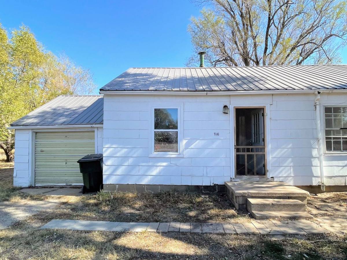 Apartment for rent at 716 & 718 S William St, Hutchinson, KS 67501