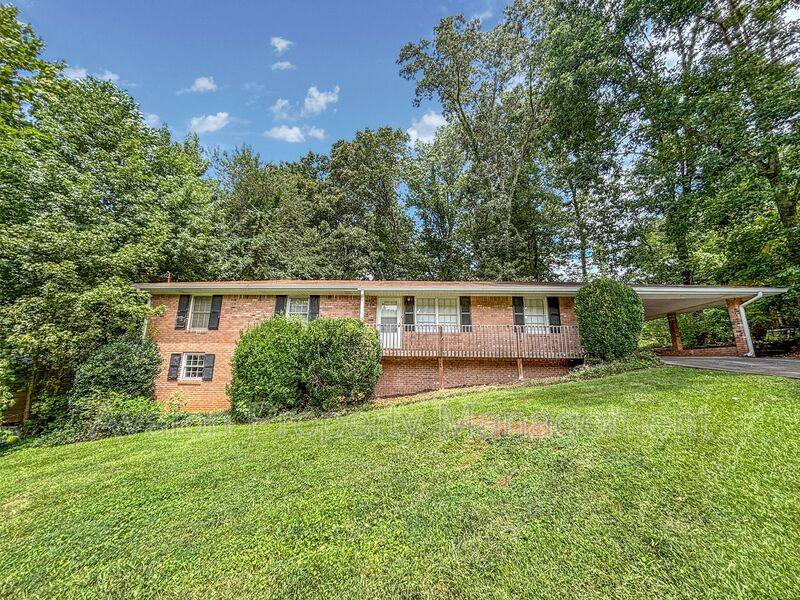 House for rent at 1082 Amelia Dr SW, Marietta, GA 30060
