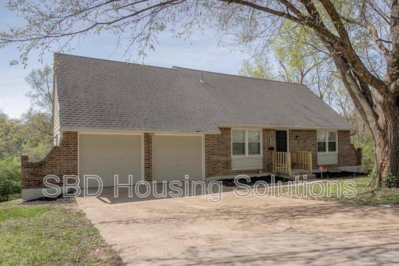 House for rent at 9710 Hillcrest Rd, Kansas City, MO 64137
