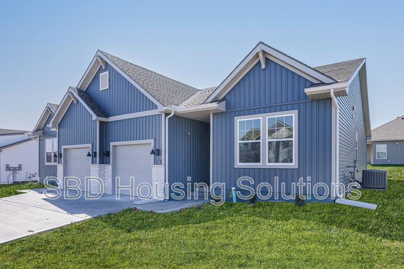 Townhouse for rent at 27321 E Oak View Dr, Lees Summit, MO 64086