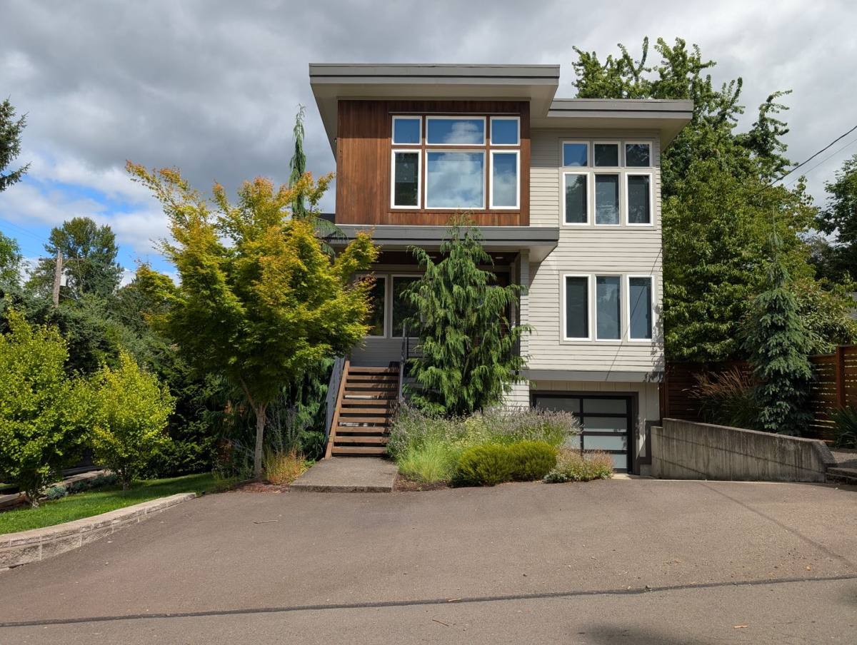 House for rent at 1373 SW Hume Court, Portland, OR 97219