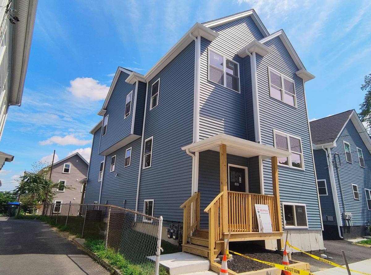 Townhouse for rent at 107 Metcalf St, Providence, RI 02904