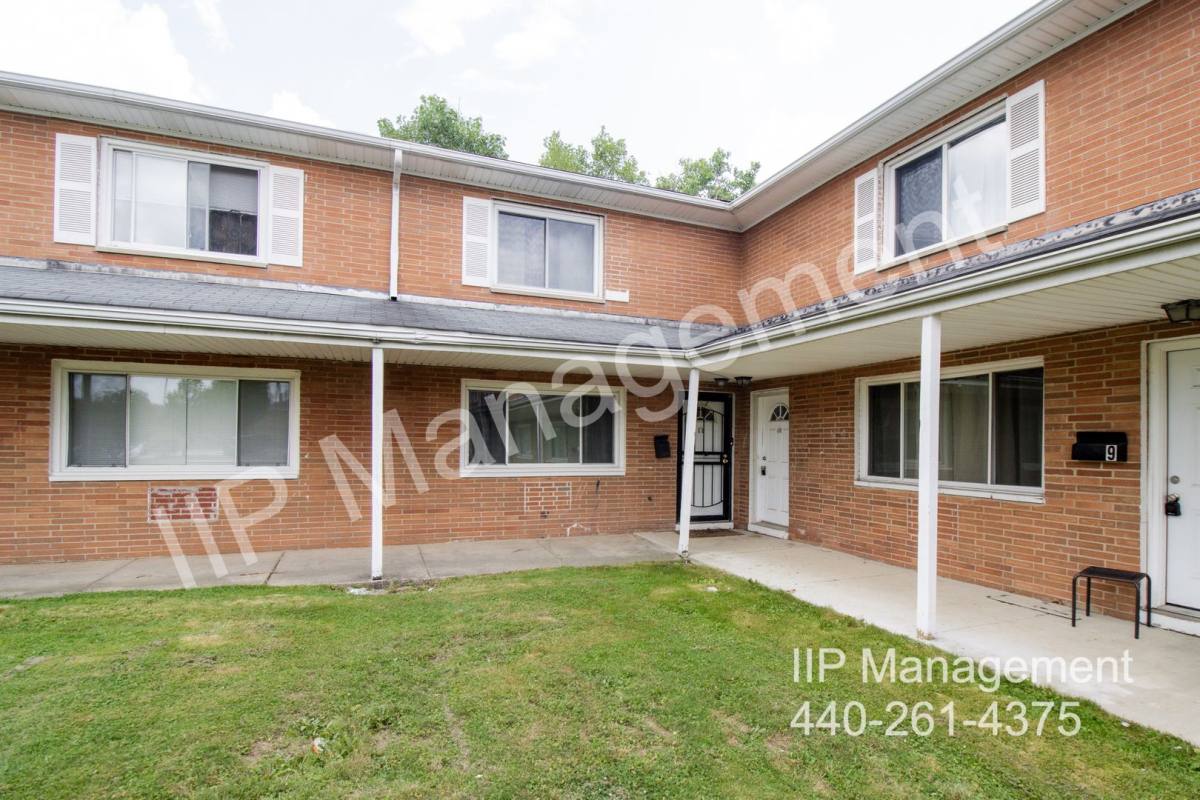 House for rent at 4871 Banbury Court #11, Cleveland, OH 44128