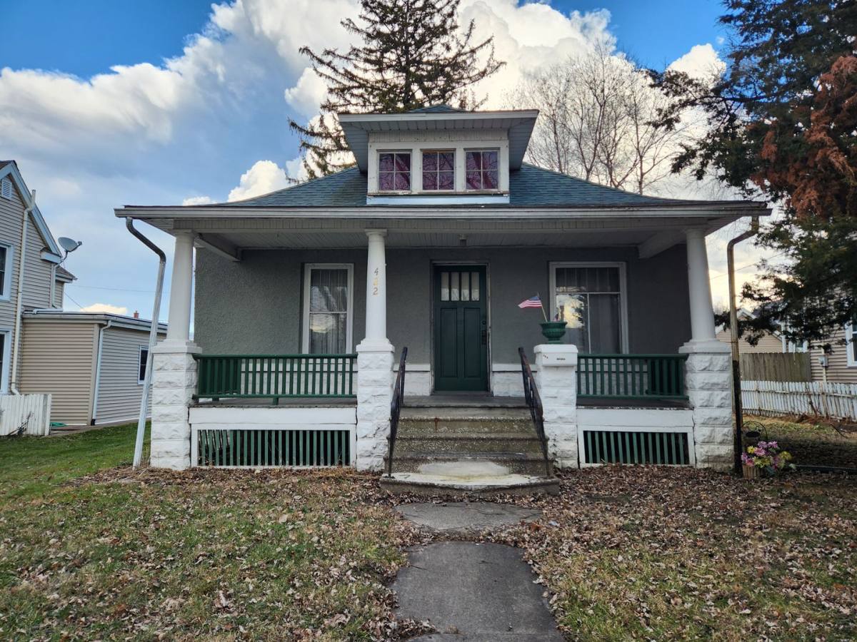 House for rent at 422 38th St, Moline, IL 61265