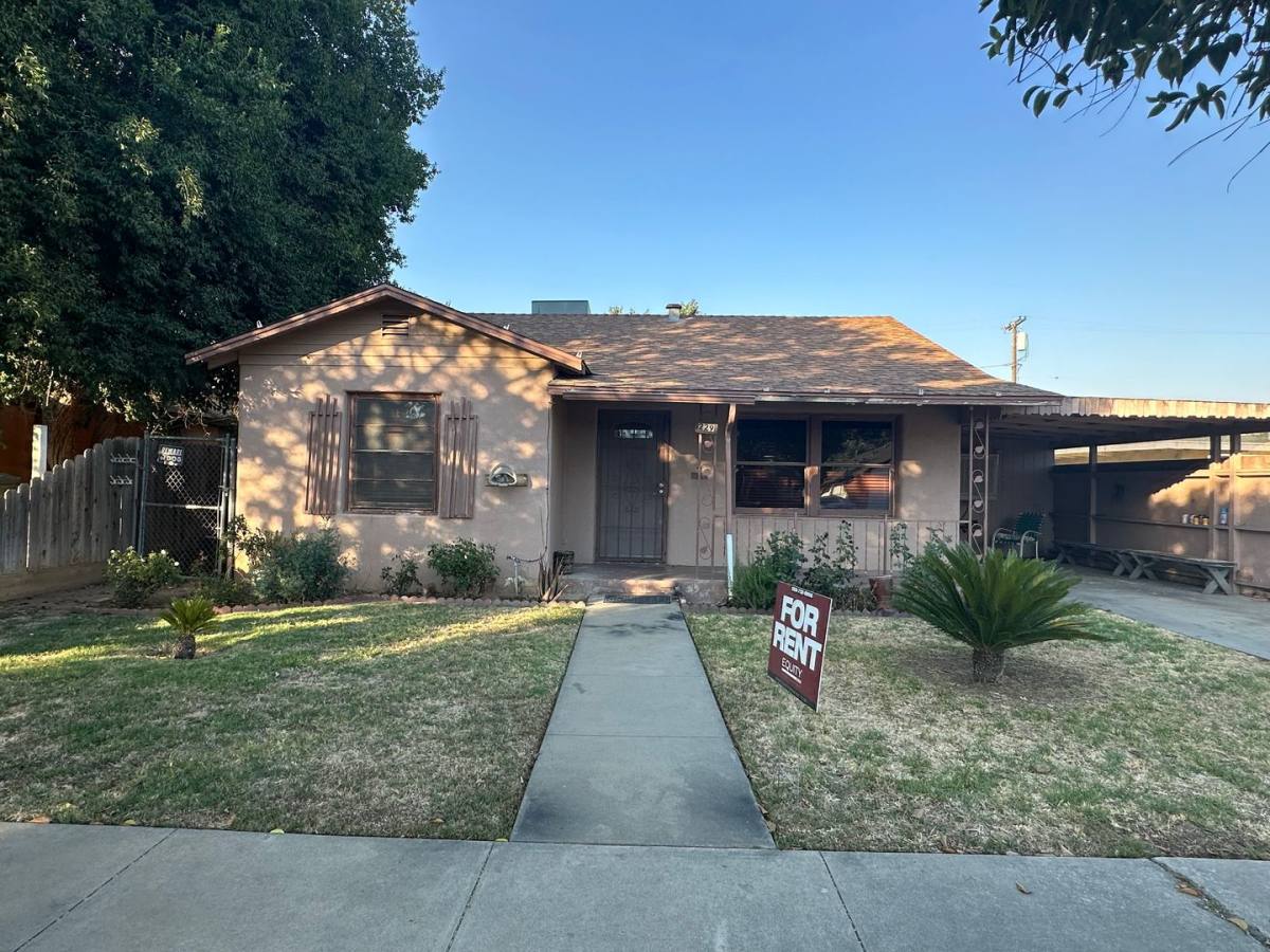 House for rent at 229 N B St, Exeter, CA 93221