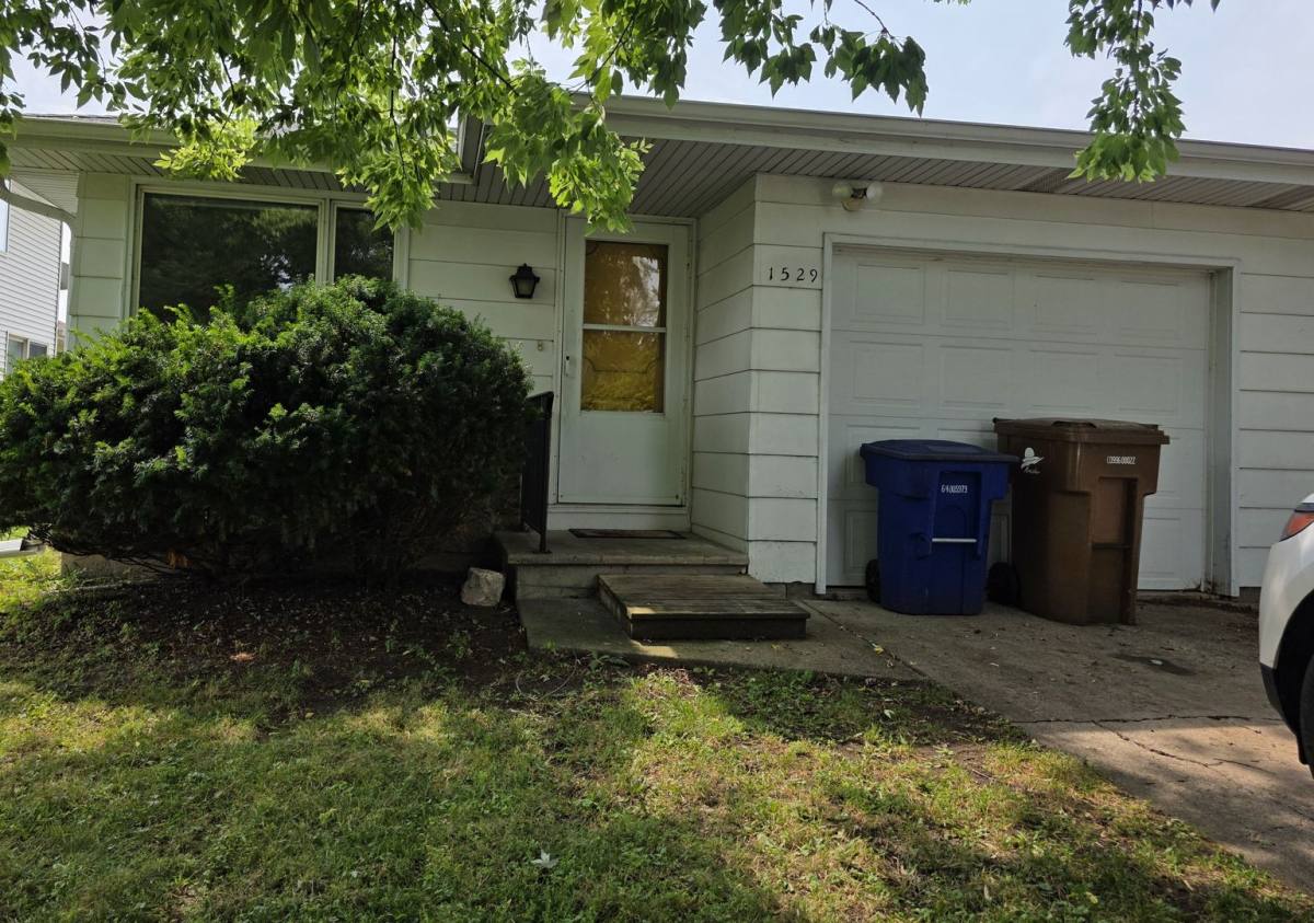 Townhouse for rent at 1527-1529 Greendale St, Menasha, WI 54952