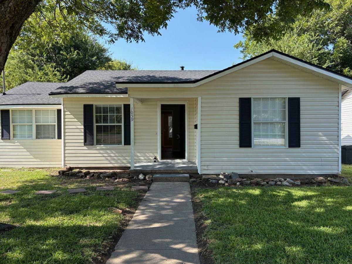 House for rent at 1059 E Elm St, Hillsboro, TX 76645