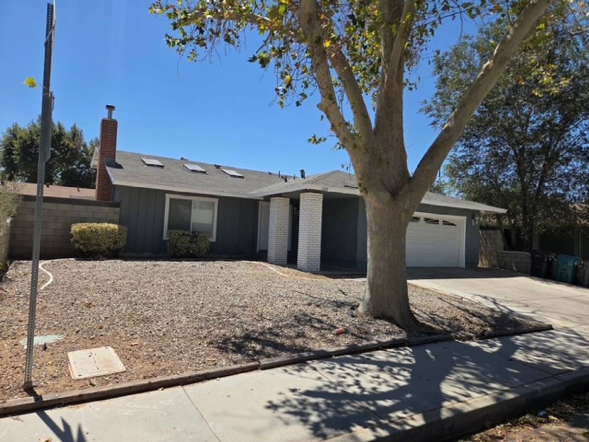 House for rent at 544 E Ave, Lancaster, CA 93535