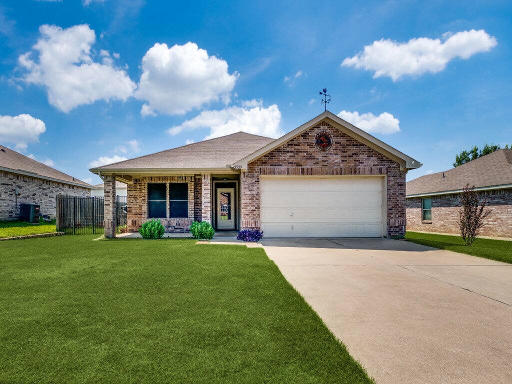 House for rent at 2529 Castle Pines Dr, Burleson, TX 76028