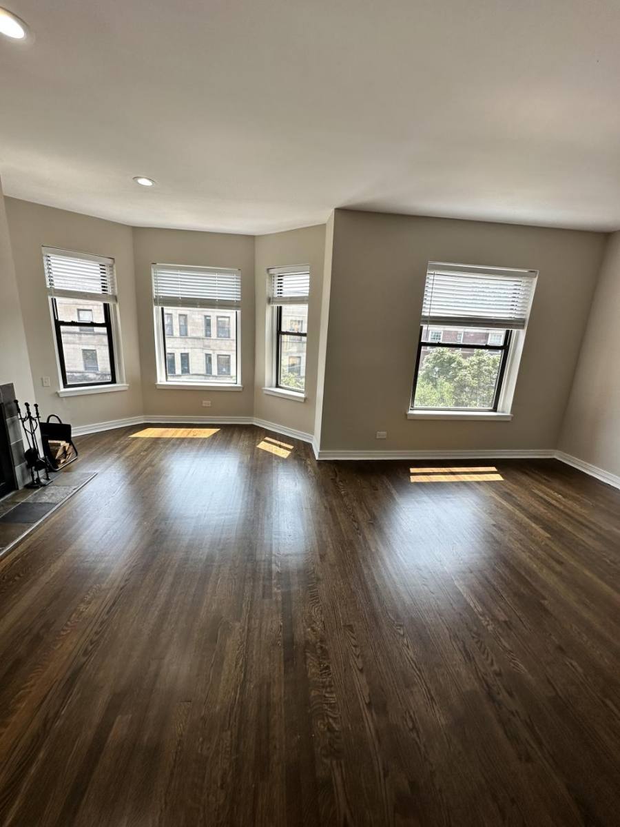 Apartment for rent at 920 W Belle Plaine, Chicago, IL 60613