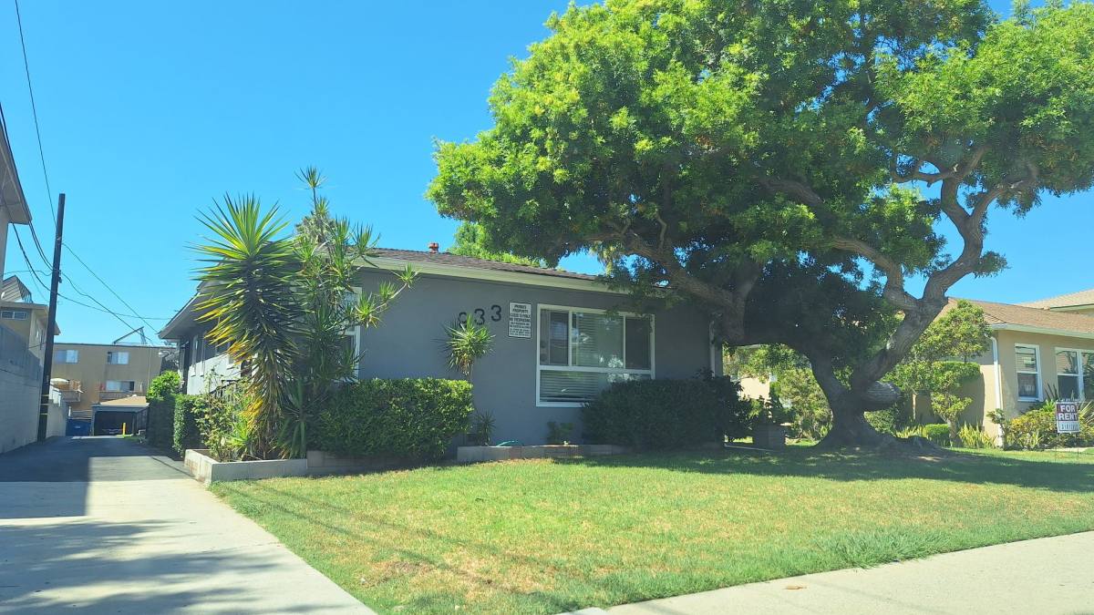 Apartment for rent at 933 N Inglewood Ave, Inglewood, CA 90302