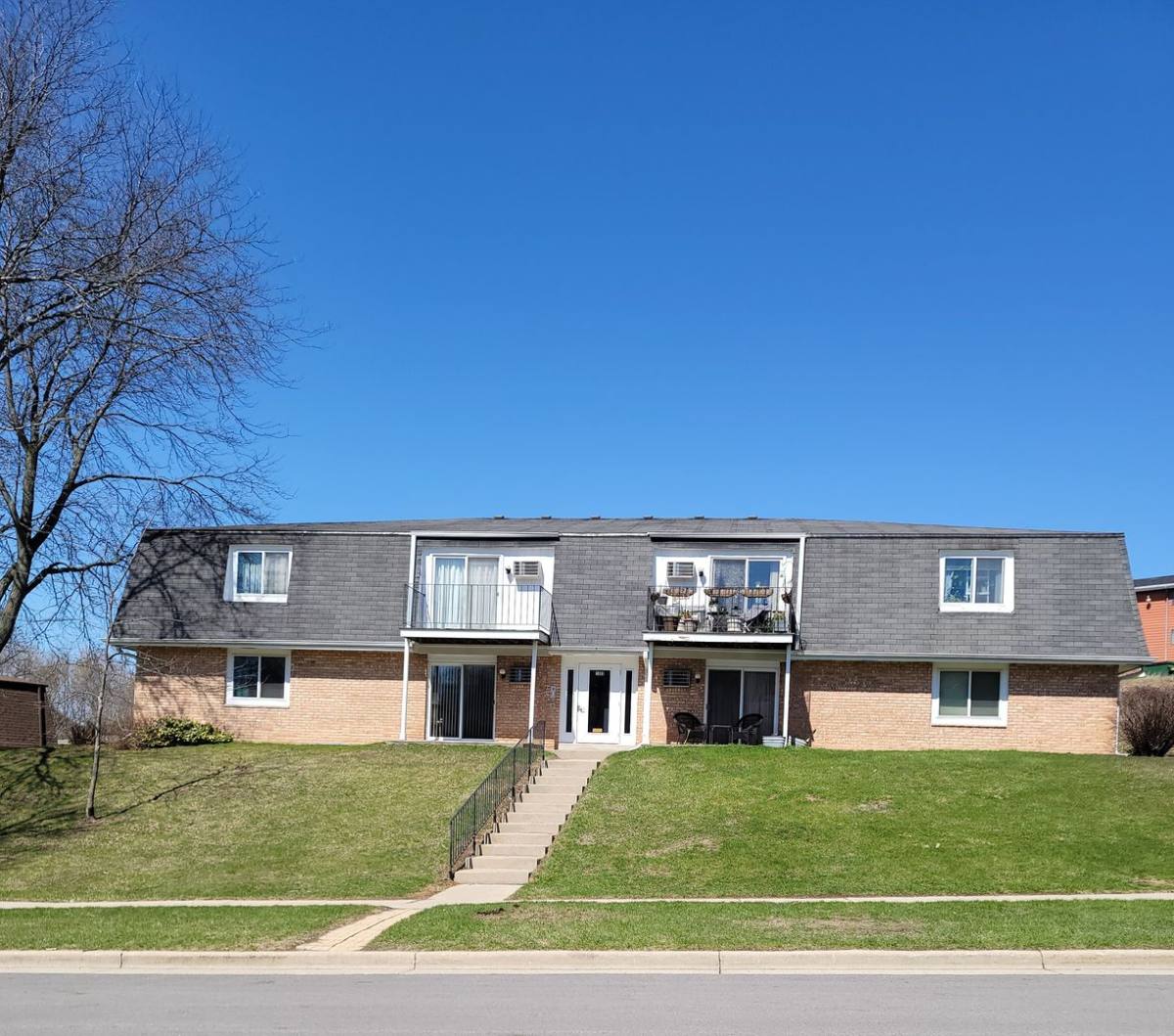 Apartment for rent at 1393 Meadowcreek Dr, Pewaukee, WI 53072